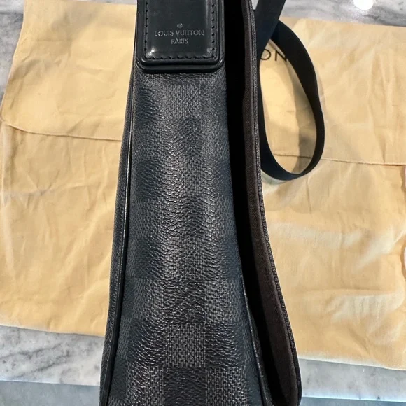Louis Vuitton Damier District PM Messenger Bag - Picture 6 of 15